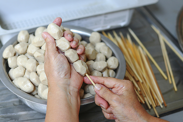 포토 JPG 해외이미지 전통 접시 손 아시아 음식 재료 공 태국 자연 거리 쟁반 건강 육류 돼지고기 요리 동양인 사람없음 목재 쌓기 주방 식사 저녁식사 소고기 신선 막대기 꼬치 시장 맛 그릴 바비큐 미트볼 먹기 메뉴 준비 슬라이스 지역 점심식사 해외포토 나무 식기 나라 컨셉 식재료 모션 주방용품 인종 신체부위 생태계 파일형식 이미지허브