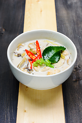 포토 JPG 해외이미지 아시아 태국 고추 탁자 요리 사람없음 목재 빨간색 초록색 식사 저녁식사 치킨 버섯 우유 흰색 신선 사발 고수 아침식사 수프 지역 코코넛 카레 점심식사 영양분 해외포토 나무 나라 음식 컬러 가구 채소 과일 재료 유제품 사기그릇 향신료 닭고기요리 파일형식 이미지허브