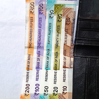 포토 JPG 해외이미지 종이 여행 백그라운드 지폐 돈 비즈니스 성공 사람없음 금융 경제 쇼핑 달러 쪽지 저축 유로 흰색 오픈 지갑 시장 재산 구매 주머니 가난 가죽 심볼 투자 상업 결제 계산서 싱가폴 고립 수입 연금 많음 해외포토 아시아 컬러 컨셉 파일형식 이미지허브