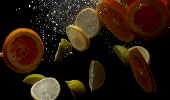 포토 JPG 해외이미지 음식 포즈 백그라운드 이동 컨셉 오렌지 과일 표면 귤 실내 건강 사람없음 물 빛 반사 노란색 검은색 어둠 거품 가을 물방울 신선 원형 액체 닫기 떨어짐 먹기 레몬 슬라이스 분무기 정물화 스플래쉬 해외포토 자연요소 도형 계절 컬러 모션 내부 그림 파일형식 이미지허브