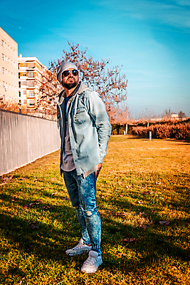 포토 JPG 해외이미지 백인 모델 라이프스타일 응시 옷 계절 공원 남자 행복 얼굴 스포츠 포즈 백그라운드 모션 휴식 거리 건강 한명 사람 앉기 성인 야외 운동 유행 코트 가을 흰색 도시 내추럴 스타일 해외포토 서양인 1 시선 공공시설 감정 컬러 컨셉 생활 신체부위 외투 파일형식 이미지허브