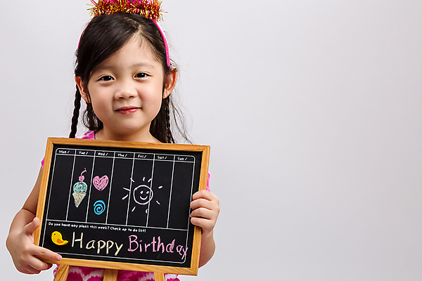 포토 JPG 해외이미지 여자 행복 어린이 백그라운드 컨셉 한명 동양인 파티 흰색 축하 잡기 생일 사인 고립 해외포토 1 기념일 감정 컬러 모션 사람 인종 이벤트 파일형식 이미지허브