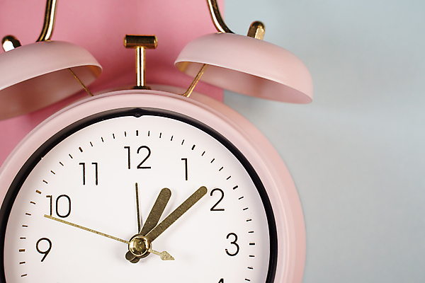 포토 JPG 해외이미지 시계 분홍색 백그라운드 아침 화살 오리 사람없음 파란색 컬러풀 숫자 우주 금속 기계 수확 골동품 반지 시간 잠 클래식 손목시계 복고 공포 정비공 기어 타이머 분 옛날 조언 철강 카운트다운 파스텔톤 미니멀 해외포토 주간 문자 컬러 컨셉 농업 장신구 재질 조류 기술자 파일형식 이미지허브