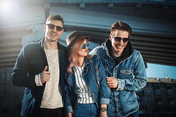 포토 JPG 해외이미지 학생 라이프스타일 커플 여자 남자 행복 안경 여행 새로움 거리 함께함 미소 사람 인종 소녀 야외 세명 여름 친구 쇼핑 청춘 유행 걷기 맑음 우정 도시 최고 4 그룹 대학교 타운 섞기 인기 스타일 해외포토 잡화 계절 감정 어린이 컨셉 학교 관계 모션 날씨 표정 생활 숫자 파일형식 이미지허브