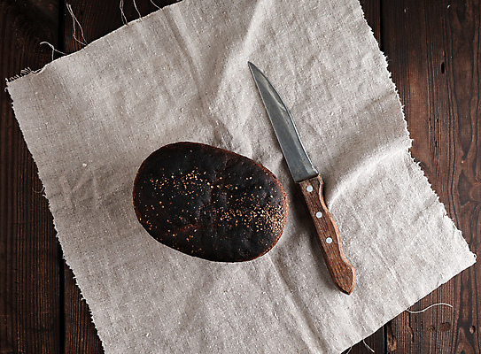 포토 JPG 해외이미지 실내 사람없음 하이앵글 나이프 호밀빵 나무배경 해외포토 식기 빵 뷰포인트 백그라운드 내부 칼 파일형식 이미지허브