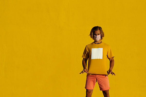 포토 JPG 해외이미지 1 라이프스타일 응시 옷 남자 여유 백그라운드 셔츠 아침 휴가 휴식 가면 한명 사람 여름 컬러풀 햇빛 태양 노란색 유행 맑음 추위 신선 바이러스 속도 8월 7월 스타일 해외포토 주간 자연요소 시선 계절 감정 컬러 컨셉 상의 날씨 생활 날짜 파일형식 이미지허브