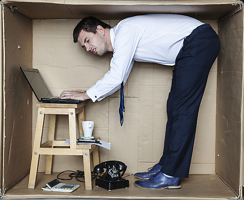 포토 JPG 해외이미지 전신 백인 남자 사다리 한명 성인 옆모습 노트북 상자 사무실 업무 비즈니스맨 갇힘 답답함 성인남자한명만 해외포토 서양인 1 뷰포인트 비즈니스 모션 사람 전자제품 도구 작업 직장인 감각 남자한명만 성인남자만 파일형식 이미지허브