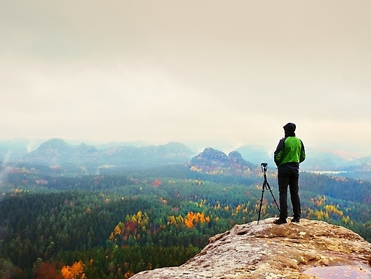 포토 JPG 해외이미지 주간 전신 구름 남자 하늘 산 한명 서기 사람 풍경 성인 야외 뒷모습 태양 일출 바위 사진사 주머니손 삼각대 성인남자한명만 해외포토 자연요소 1 뷰포인트 모션 노을 돌_바위 작가 남자한명만 성인남자만 파일형식 이미지허브