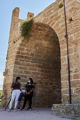 포토 JPG 해외이미지 행복 유럽 벽 섬 여행 건축양식 휴가 거리 사람 풍경 세명 여름 금발 선글라스 태양 유행 성당 교회 여행객 맑음 도시 역사 스페인 고급 크루즈 지중해 타운 스페인어 옛날 해외포토 자연요소 헤어스타일 계절 건축 감정 나라 안경 바다 컨셉 배_교통 종교건축 날씨 건물 파일형식 이미지허브