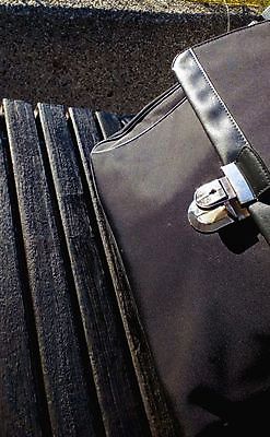 포토 JPG 해외이미지 가구 벤치 의자 서류가방 사람없음 목재 검은색 비즈니스맨 오브젝트 해외포토 나무 남자 컬러 생활용품 가방 비즈니스 재료 직장인 파일형식 이미지허브