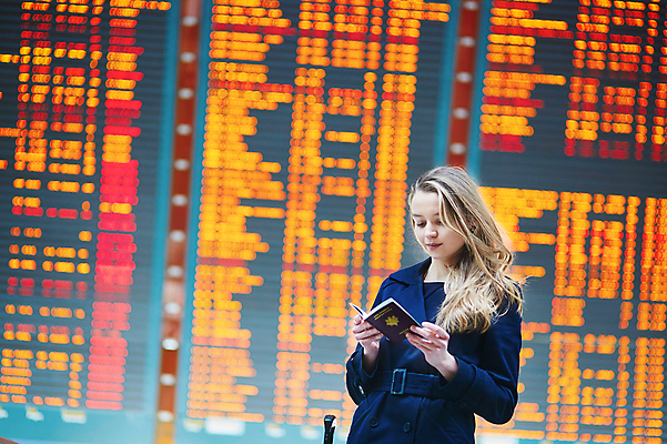 포토 JPG 해외이미지 서양인 백인 여자 여행 휴가 한명 성인 여행객 여행가방 비즈니스우먼 시간표 공항 성인여자한명만 해외포토 외국인 1 가방 비즈니스 교통시설 사람 직장인 계획 여자한명만 성인여자만 파일형식 이미지허브