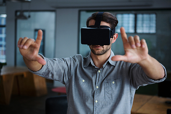 포토 JPG 해외이미지 서양인 남자 비즈니스 실내 한명 상반신 성인 앞모습 가리킴 착용 가상현실 성인남자한명만 오큘러스 VR기기 해외포토 외국인 1 뷰포인트 사람 손짓 내부 기계 남자한명만 성인남자만 파일형식 이미지허브