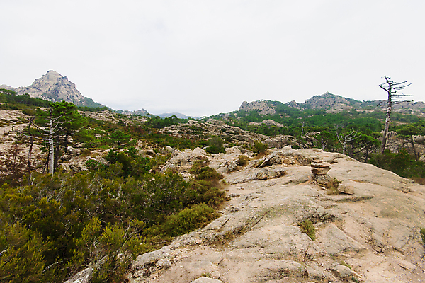 포토 JPG 해외이미지 유럽 섬 여행 자국 자연 하늘 산 풍경 사람없음 야외 환경 계곡 트래킹 하이킹 프랑스 바위 지중해 프랑스어 코르시카 해외포토 문자 나라 바다 레저 돌_바위 생태계 파일형식 이미지허브