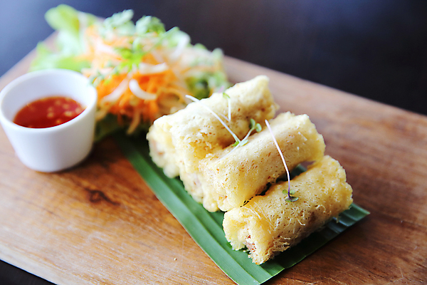 포토 JPG 해외이미지 검은배경 실내 사람없음 샐러드 튀김 롤 종지 나무도마 말이 해외포토 그릇 음식 백그라운드 도마 내부 목재 검은색 파일형식 이미지허브