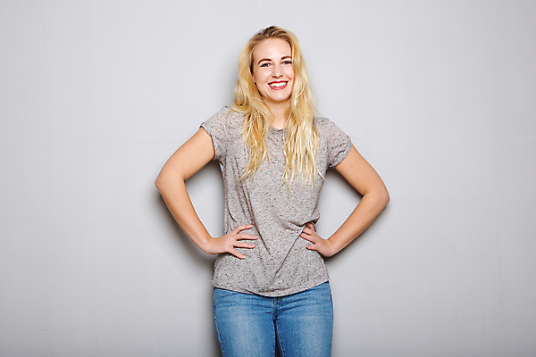 포토 JPG 해외이미지 백인 모델 1 라이프스타일 응시 여자 행복 유럽 얼굴 벽 백그라운드 한명 서기 웃음 사람 성인 가로 금발 유행 회색 흰색 자신감 시원함 카피스페이스 해외포토 서양인 헤어스타일 시선 감정 나라 컬러 모션 표정 생활 신체부위 공백 파일형식 이미지허브