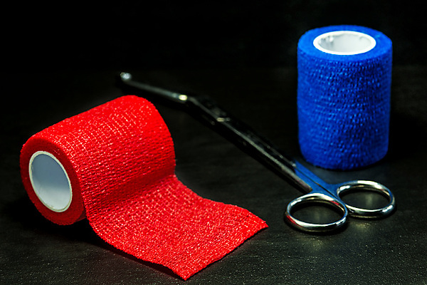 포토 JPG 해외이미지 스포츠 장신구 사람없음 빨간색 파란색 약 고통 도움 쌍 상품 연습 붕대 테이프 증거 물리치료 해외포토 감정 컬러 컨셉 의학 문구용품 치료 파일형식 이미지허브
