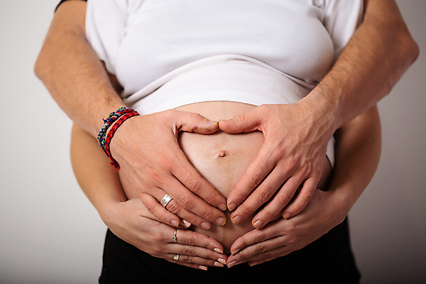 포토 JPG 해외이미지 모양 손 커플 여자 남자 행복 어린이 신체 가족 포옹 엄마 남편 새로움 함께함 건강 사랑 사람 성인 두명 희망 임산부 임신 흰색 하트 아기 아내 아빠 예측 돌봄 해외포토 감정 컬러 컨셉 관계 안기 모션 신체부위 파일형식 이미지허브