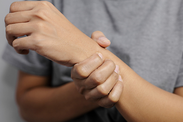 포토 JPG 해외이미지 라이프스타일 손 여자 아시아 컨셉 일러스트 해부 뼈 건강 한명 사람 동양인 성인 빨간색 우주 고통 회색 흰색 잡기 질병 상처 손목 관절염 문제 테라피 돌봄 염증 증상 해외포토 1 감정 나라 컬러 의학 모션 인종 생활 신체부위 뷰티 파일형식 이미지허브