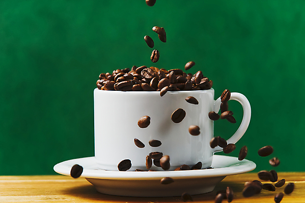 포토 JPG 해외이미지 근접촬영 사람없음 머그컵 원두 커피잔 쏟아짐 녹색배경 해외포토 커피 뷰포인트 백그라운드 모션 잔 컵 초록색 파일형식 이미지허브