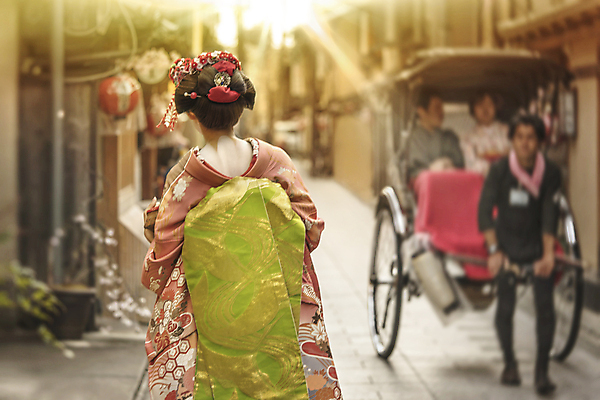 포토 JPG 해외이미지 전통 여자 행복 문화 교통시설 자국 청소년 거리 사람 앉기 20대 성인 사람없음 야외 뒷모습 빛 걷기 일본 일몰 카트 도시 기다림 도쿄 승차 기모노 시티라이프 예복 교토 성인만 해외포토 라이프스타일 옷 감정 아시아 뷰포인트 교통 모션 청년 노을 일본전통의상 시설 파일형식 이미지허브