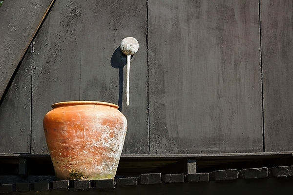 포토 JPG 해외이미지 전통 벽 백그라운드 태국 주택 사람없음 야외 목재 장식 햇빛 검은색 발코니 신선 국자 옛날 해외포토 나무 아시아 컬러 재료 주방용품 건물 태양 파일형식 이미지허브