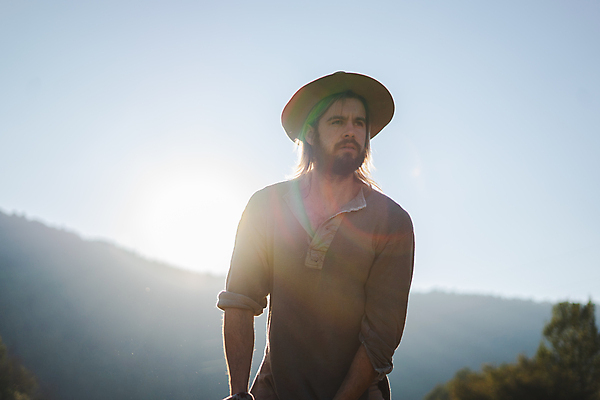 포토 JPG 해외이미지 백인 1 라이프스타일 손 응시 공원 남자 행복 유럽 여유 얼굴 벽 수염 창조 사랑 한명 웃음 사람 20대 성인 야외 30대 유행 흰색 자신감 시원함 피부 리빙 진실 스타일 해외포토 서양인 시선 공공시설 감정 나라 컬러 표정 청년 생활 신체부위 장년 파일형식 이미지허브