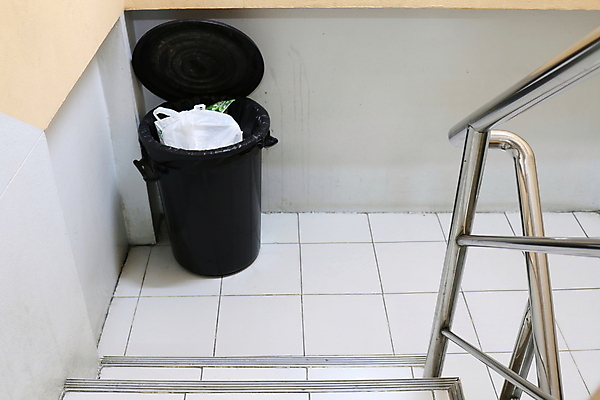 포토 JPG 해외이미지 가사 가방 가정 바닥 주택 안전 사람없음 문 환경 주방 검은색 재활용 방 에너지 욕실 쓰레기통 흰색 보호 위생 쓰레기 폐기물 파편 컨테이너 플라스틱 양동이 가득함 보안 먼지 팩 청소부 낭비 경영 변기통 위생관리 포장소품 해외포토 직업 잡화 산업 컬러 컨셉 비즈니스 포장 재질 관리 건물 화장품 오브젝트 친환경 포장재료 파일형식 이미지허브