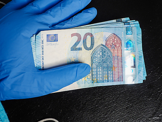 포토 JPG 해외이미지 손 유럽 장갑 돈 손가락 독일 건강 가면 사람없음 금융 경제 파란색 달러 동전 미국 이탈리아 금지 유로 프랑스 시장 질병 자르기 잠금 대출 빚 라텍스 예산 우울증 위기 유럽연합 자금 제어 유대감 해외포토 잡화 나라 컬러 북아메리카 의학 모션 신체부위 재산 보안 파일형식 이미지허브