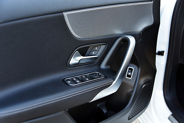 포토 JPG 해외이미지 부분 창문 교통시설 모션 자동차 유리 손잡이 안전 사람없음 검은색 거울 장비 판넬 바퀴 고급 속도 승객 문고리 시스템 난방 스위치 계기판 오리엔테이션 자동 제어 스타일 해외포토 육상교통 컬러 교통 컨셉 재질 문 시설 파일형식 이미지허브