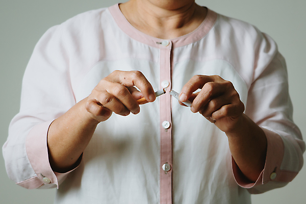 포토 JPG 해외이미지 백인 라이프스타일 여자 회색배경 담배 한명 들기 사람 상반신 성인 앞모습 건강관리 자르기 금연 금연선언 실천 성인여자한명만 해외포토 서양인 1 캠페인 뷰포인트 백그라운드 모션 건강 관리 생활 회색 사회이슈 여자한명만 성인여자만 파일형식 이미지허브
