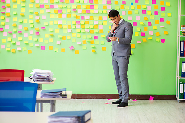 포토 JPG 해외이미지 응시 남자 컨셉 생각 회사 비즈니스 사업가 스트레스 직장 피곤 한명 서기 들기 정장 상반신 성인 사무실 쪽지 업무 작업 비즈니스맨 좌절 가득함 포스트잇 바쁨 성인남자한명만 해외포토 직업 1 시선 옷 감정 모션 사람 메모지 직장인 남자한명만 성인남자만 파일형식 이미지허브