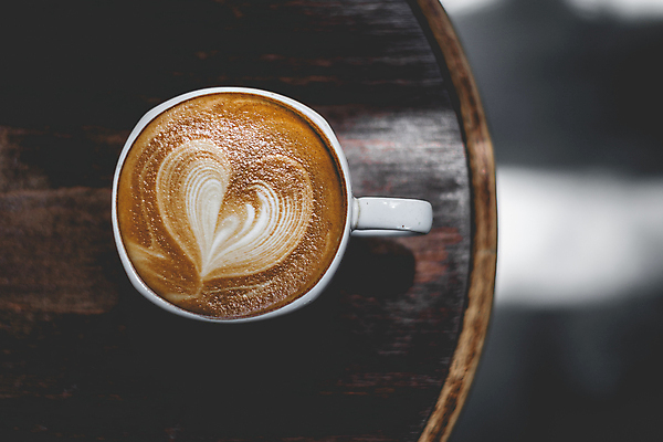 포토 JPG 해외이미지 라이프스타일 손 여자 행복 커피 음료 탁자 주택 함께함 3 대화 웃음 사람 앉기 사람없음 컵 친구 컬러풀 손들기 상점 주방 식당 우정 카페 머그컵 마시기 잡기 그룹 붓기 갈증 팔 중독 카페인 많음 해외포토 식기 감정 컬러 가구 컨셉 관계 모션 표정 말하기 건물 생활 신체부위 파일형식 이미지허브