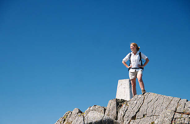 포토 JPG 해외이미지 응시 여자 여행 자연 하늘 성공 영국 웨일즈 산 한명 사람 풍경 야외 파란색 햇빛 하이킹 자유 바위 정상 독립 백패커 절정 하이커 해외포토 1 시선 유럽 컬러 컨셉 레저 태양 돌_바위 생태계 파일형식 이미지허브
