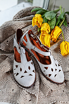 포토 JPG 해외이미지 식물 직업 전통 손 문화 신발 탁자 노동자 기술 실내 사람없음 유행 검은색 공구 업무 작업실 수리 제조 망치 바느질 가죽 피부 서비스 만들기 펜치 장인 수공예 숨김 구식 양발 옛날 접착제 조작 핸드메이드 유일 해외포토 컬러 가구 컨셉 모션 내부 신체부위 도구 작업 풀_접착제 공예 파일형식 이미지허브