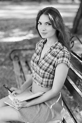 포토 JPG 해외이미지 백인 학생 라이프스타일 응시 드레스 여자 교육 셔츠 벤치 학교 한명 사람 앉기 10대 책 스터디 치마 유행 검은색 공책 흰색 잡기 우아함 대학교 체크무늬 우크라이나 스타일 해외포토 서양인 1 시선 옷 유럽 컬러 컨셉 상의 무늬 의자 모션 청소년 하의 문구용품 생활 학습 파일형식 이미지허브