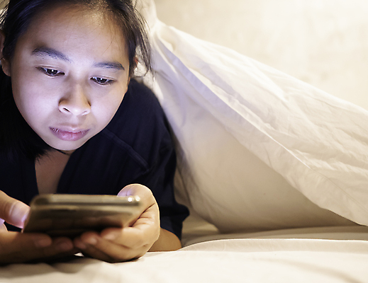 포토 JPG 해외이미지 백인 1 라이프스타일 응시 여자 아시아 얼굴 인터넷 통신 모바일 휴식 주택 실내 한명 사람 동양인 성인 스마트폰 독서 침실 흰색 침대 잠 메시지 야간 담요 아래 스마트 온라인 중독 거짓말 소셜 채팅 취침시간 해외포토 자연요소 서양인 시선 나라 컬러 가구 컨셉 인종 내부 건물 생활 신체부위 핸드폰 스마트기기 방향 위치 파일형식 이미지허브