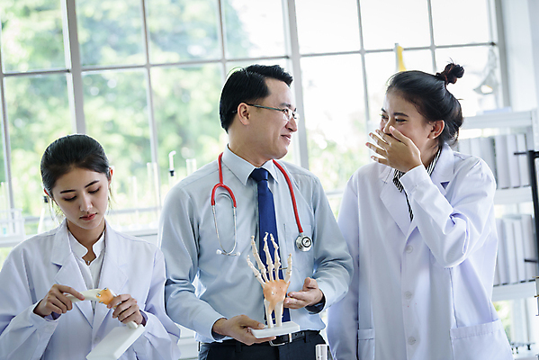 포토 JPG 해외이미지 학생 여자 교육 남자 신체 실험 들기 사람 동양인 성인 세명 교수 가르침 실험실 과학자 대학교 뼈모형 성인만 해외포토 직업 과학 학교 모션 인종 모형 교사 학자 파일형식 이미지허브