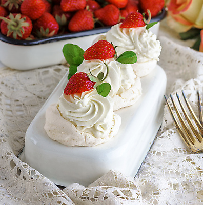 포토 JPG 해외이미지 딸기 디저트 실내 사람없음 케이크 머랭 파블로바 해외포토 음식 과일 내부 파일형식 이미지허브