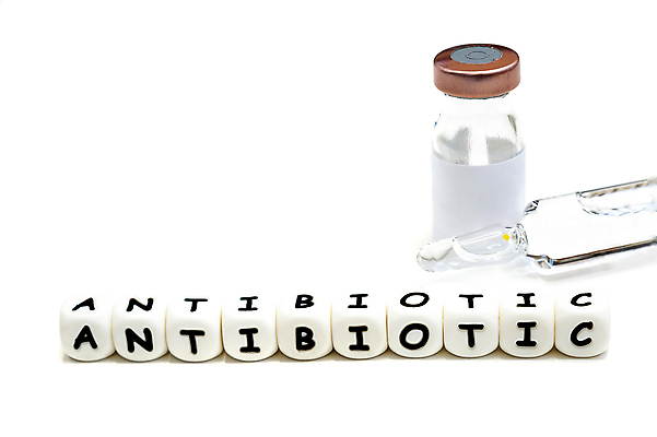 포토 JPG 해외이미지 알파벳 백그라운드 유리 유리병 사람없음 물 단어 약 금속 흰색 편지 주사약 해결 고립 항생제 해외포토 자연요소 문자 영어 컬러 의학 재질 병_용기 파일형식 이미지허브