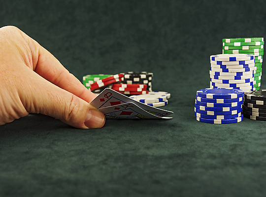 포토 JPG 해외이미지 손 신체부위 잡기 트럼프 포커칩 도박 카지노 포커 해외포토 모션 사람 놀이용품 게임 파일형식 이미지허브