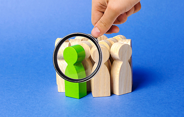 포토 JPG 해외이미지 손 돋보기 실내 들기 신체부위 관찰 말_게임 확대 파란배경 옹기종기 해외포토 백그라운드 컨셉 모션 사람 내부 파란색 게임 파일형식 이미지허브