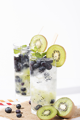 포토 JPG 해외이미지 잔 실내 키위 빨대 그림자 사람없음 아웃포커스 얼음 흰배경 블루베리 해외포토 자연요소 식기 백그라운드 과일 촬영기법 내부 흰색 파일형식 이미지허브