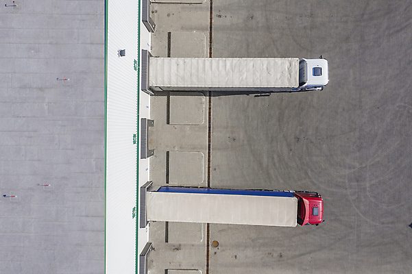 포토 JPG 해외이미지 직업 외관 산업 비즈니스 교통시설 직장 사람없음 야외 건물 숫자 문 화물 흰색 센터 역 큼 입장 창고 시설 상업 수납 짐차 포트 트레일러 단상 물류 로딩 분배 해외포토 문자 건축물 컬러 교통 회사 자동차 운송업 크기 파일형식 이미지허브