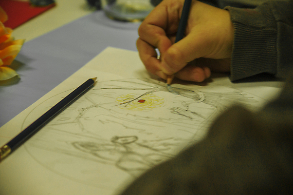 포토 JPG 해외이미지 손 들기 신체부위 연필 그리기 소프트포커스 해외포토 모션 학용품 촬영기법 사람 필기구 파일형식 이미지허브