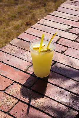 포토 JPG 해외이미지 음료 음식 과일 디저트 귤 빨대 사람없음 컵 컬러풀 노란색 냉동 얼음 이탈리아 거품 추위 신선 칵테일 달콤 맛 플라스틱 레몬 상쾌 라임 시럽 테이크아웃 셔벗 화강암 해외포토 자연요소 식기 감정 유럽 컬러 컨셉 재질 주류 암석 파일형식 이미지허브