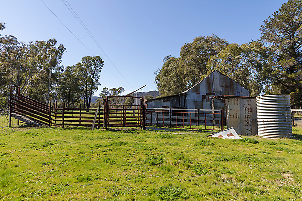 포토 JPG 해외이미지 나무 밭 농업 사람없음 야외 건물 초록색 농장 갈색 회색 호주 철 부식 헛간 방목장 밭일 옛날 철강 해외포토 식물 건축물 산업 컬러 오세아니아 저장고 파일형식 이미지허브