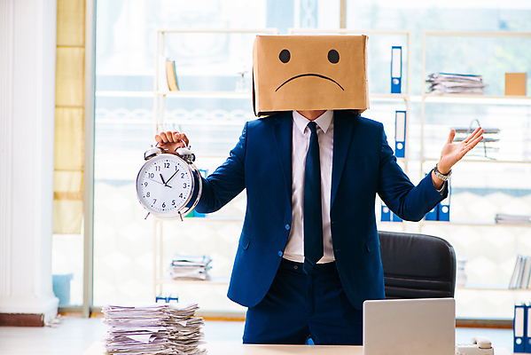 포토 JPG 해외이미지 남자 실내 한명 들기 정장 상반신 성인 앞모습 사무실 손들기 시간 비즈니스맨 종이상자 탁상시계 불만 곤란 성인남자한명만 해외포토 1 옷 감정 뷰포인트 시계 비즈니스 모션 사람 내부 상자 직장인 남자한명만 성인남자만 파일형식 이미지허브