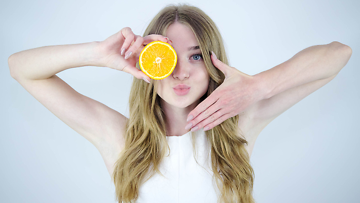 포토 JPG 해외이미지 모델 헤어스타일 손 여자 행복 얼굴 음식 조각 백그라운드 컨셉 다이어트 오렌지 과일 귤 건강 한명 미소 사람 성인 10대 빨간색 노란색 유행 기쁨 립스틱 흰색 신선 화려 입술 내추럴 고립 돌봄 해외포토 1 감정 컬러 모션 청소년 표정 신체부위 화장품 파일형식 이미지허브