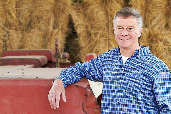 포토 JPG 해외이미지 백인 응시 남자 행복 중년 농업 한명 야외 가로 농장 기계 장비 작업 볏짚 60대 농부 밀짚 외양간 밭일 옛날 세련 해외포토 서양인 직업 1 시선 노년 감정 산업 사람 성인 짚 파일형식 이미지허브