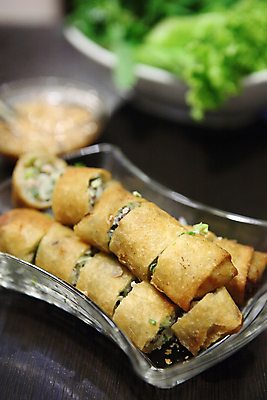 포토 JPG 해외이미지 검은배경 실내 사람없음 아웃포커스 중식 튀김 자르기 롤 말이 유리접시 해외포토 접시 음식 백그라운드 모션 촬영기법 내부 검은색 파일형식 이미지허브